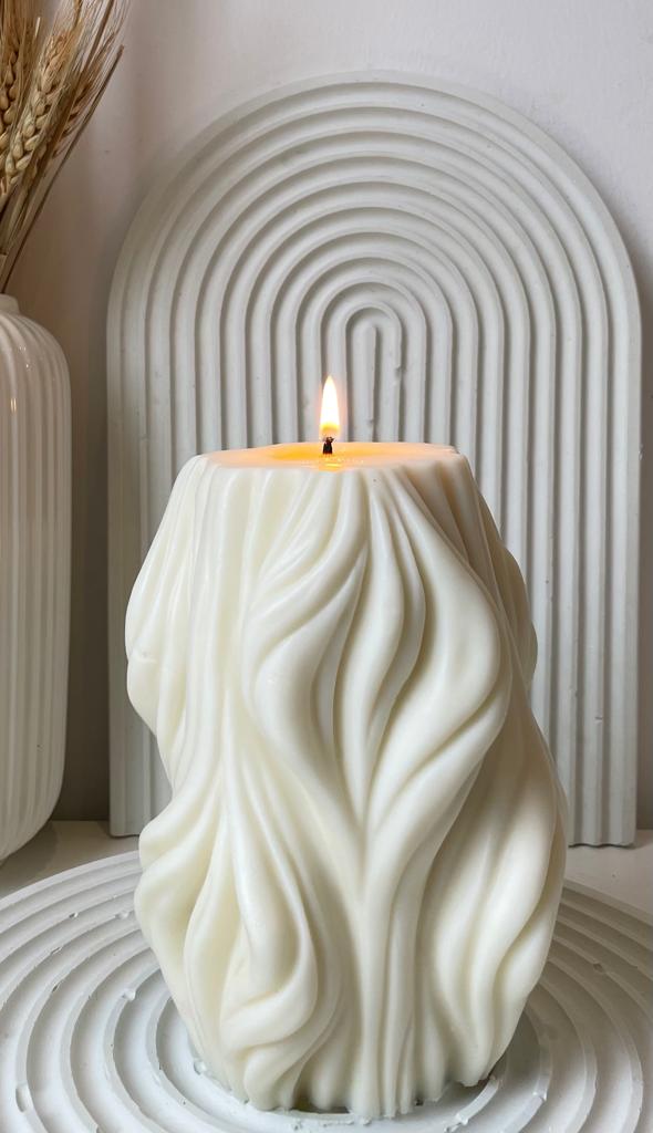 Geometric wavy candle
