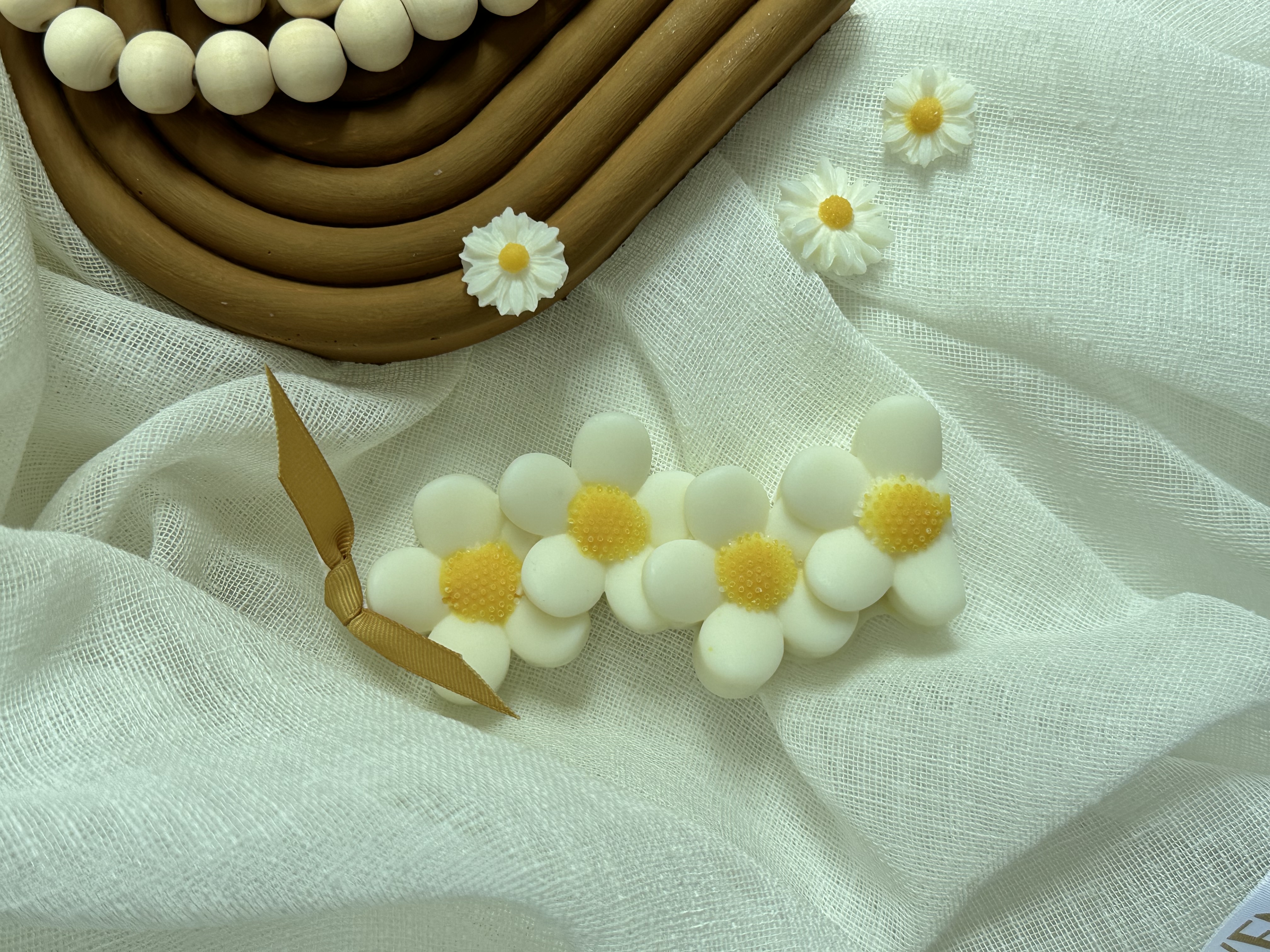 Daisy pillar candle 